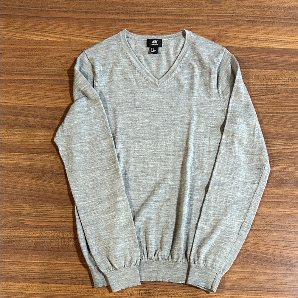 H&M Men's Light Gray V-Neck Sweater